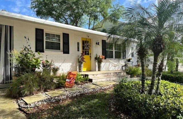 Sunshine House - 3 bed, 2 bath. Steps to Bayshore