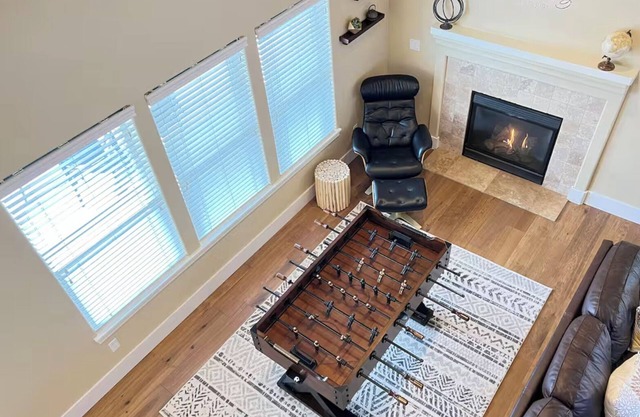 Hermosa casa con sala de juegos y bañera de Old Mill con tarjeta de regalo Starbucks