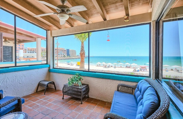 Increíble Condominio Frente al Mar en Nivel de Planta Baja en Sandy Beach