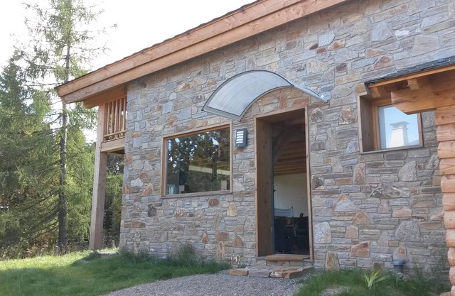 ESTUPENDO BOLQUERE nueva lightfull chalet soleado vidrio, piedra y madera.