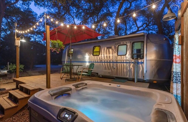 Lindo estupendo Airstream Retro ** Bañera de hidromasaje y ducha al aire libre **