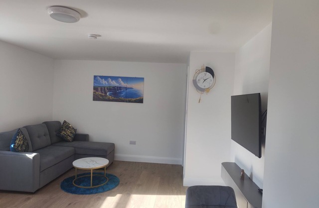 Super king size bed apartment Aran View Holiday Homes house n3