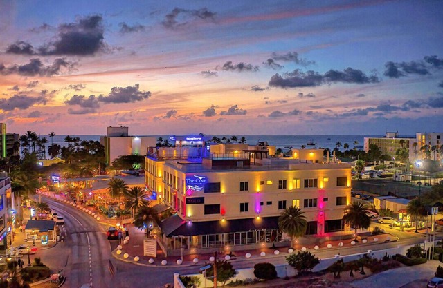 Super Stylish Palm Beach 2-Bed 2-Bath Condo - Unbeatable Location!!
