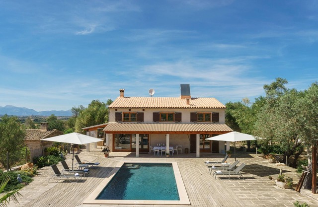 VILLA ESTUPENDA CON VISTAS AL PUEBLO Y A 15KM DE LA PLAYA