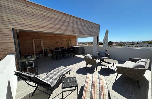 Superb 2-bedroom duplex apartment with small sea view and large terrace