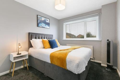 Superb 3 bed house, homely comforts close to supermarkets, with private parking on gated premise