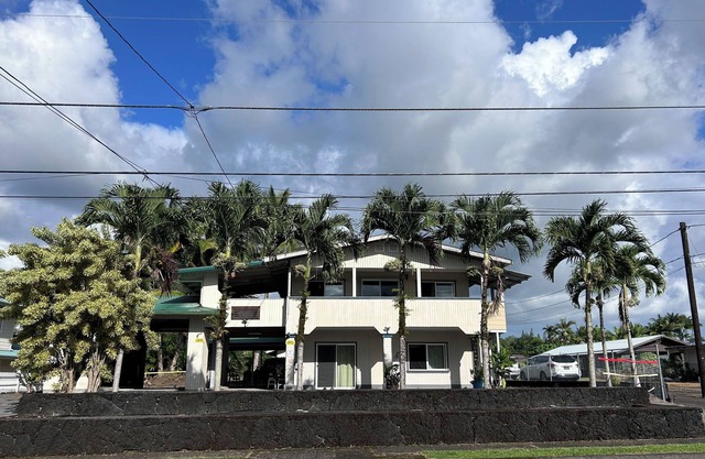 Superb 5-bedroom house in charming Hilo. Near mall, restaurants, and beaches.