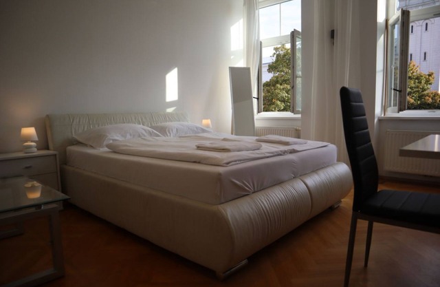 Superb 7BR Apt. For 22 People Near Hauptbahnhof