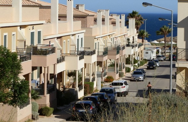 ESTUPENDO APARTAMENTO CON WI-FI GRATUITO, BALCÓN, PISCINA COMPARTIDA Y PASEO CORTO A LA PLAYA.