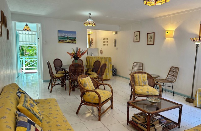 Magnífico apartamento con piscina junto a impresionantes playas, restaurantes y servicios.