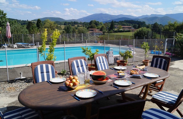 Casa rural con gran piscina climatizada y zona de juegos infantiles en Rouede.