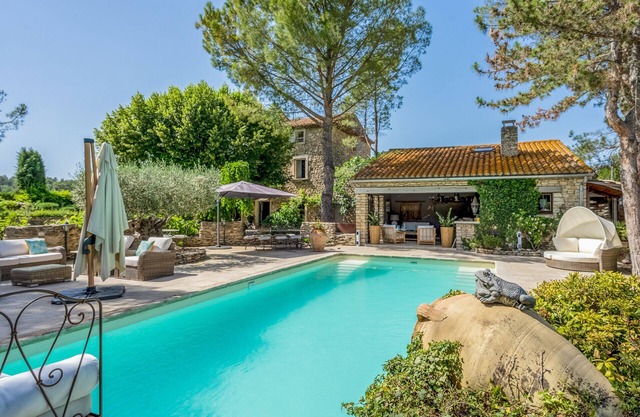 Superb Provençal Mas with air conditioning, heated pool and spa