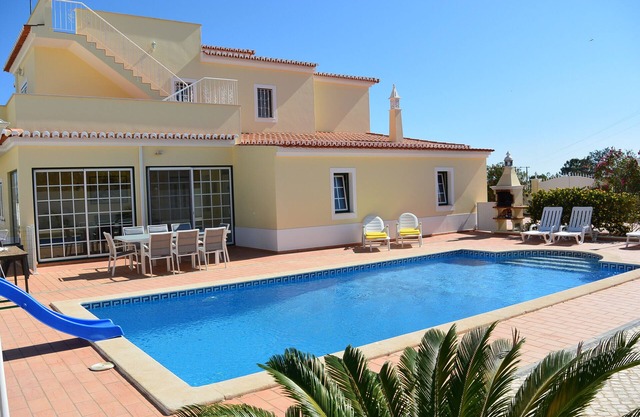 Magnífica villa tranquila con vistas panorámicas al océano y al campo.