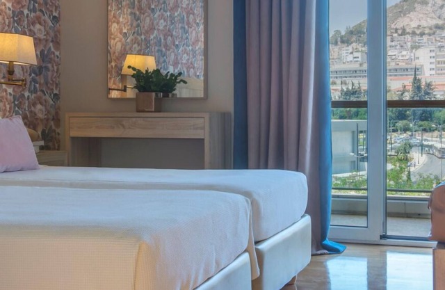 Magnífico apartamento con servicio para 6 en el corazón de Atenas con vista a la colina de Licabeto