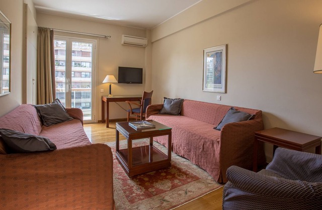 Magnífico apartamento con servicio para 4 en el corazón de Atenas con vista