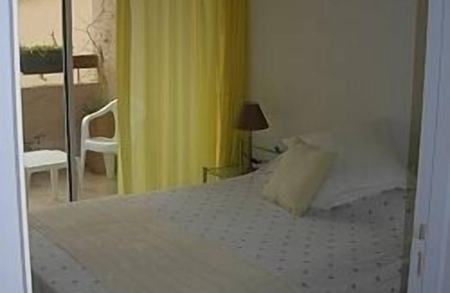 Moderno apartamento de lujo en la marina con vista al mar