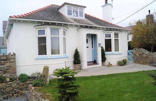 Magnífico, espacioso bungalow Dormer, jardín cerrado, cerca de la playa de Nefyn con estacionamiento