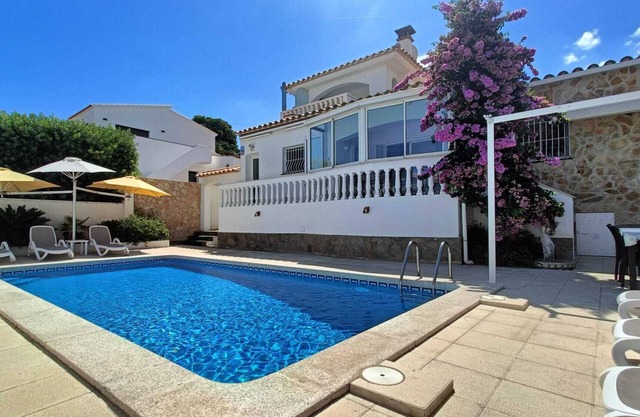 Magnífica casa de verano con piscina, parking, wifi y aire acondicionado