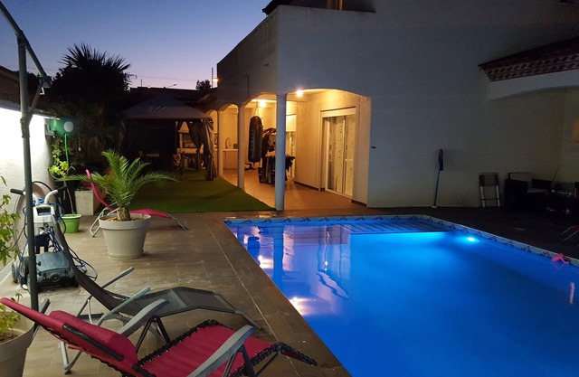Espléndido chalet cerca del mar y piscina privada