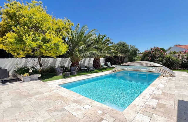 Superb villa with heated pool near the beach