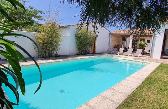 Superb villa with pool in the heart of the village