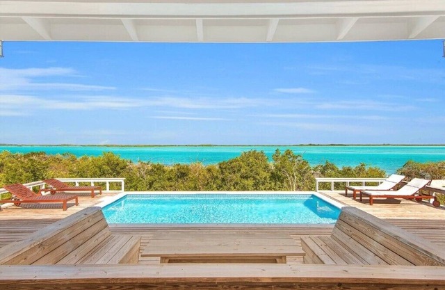 Last minute opportunity! Surf House: 4BR Beachfront w/pool
