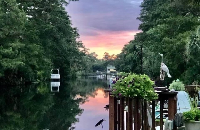 Charming 2-bedroom townhome with AC, WiFi in wonderful Surfside Beach