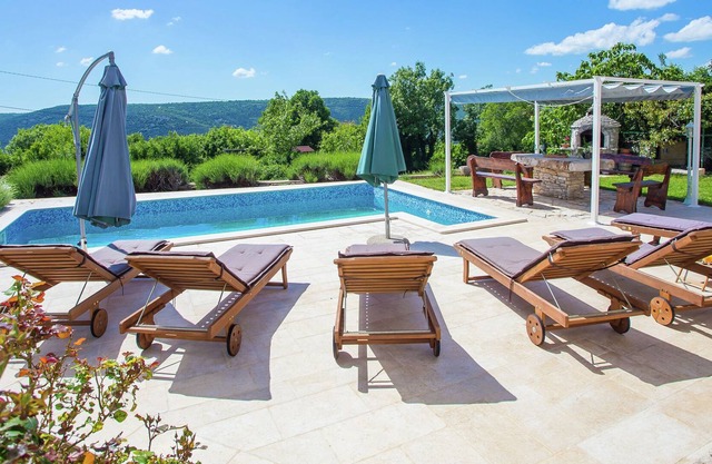 Villa con encanto en Rasa con Piscina