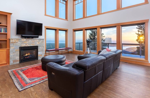 Sweeping Ocean and Mtn Views, Dogs Welcome! Enjoy the Community Pool and Hot Tub