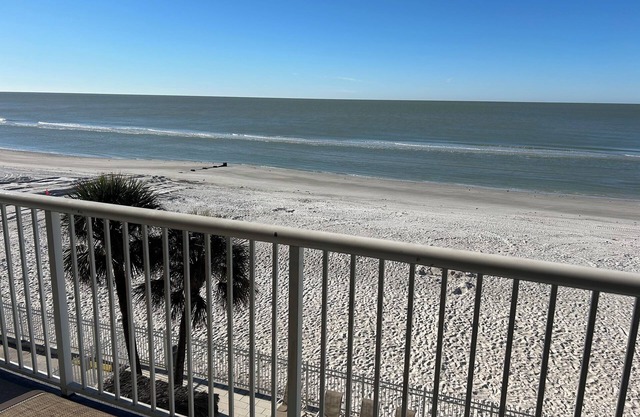 Sweeping views from this 3 bed/2bath condo