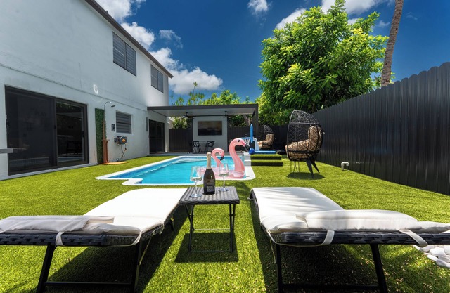 Swim, Sip & Stay-Your private POOL Gateway!!Midway to Key Largo and Miami Beach.
