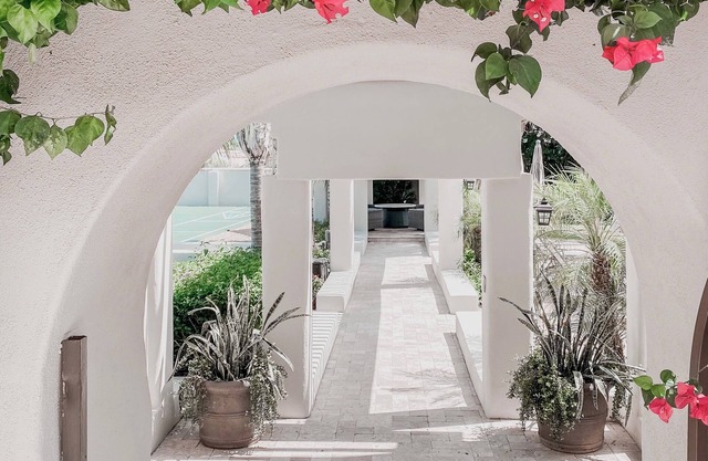 Luxurious Spacious: Sport/Game Court, Pool, Hot Tub, Chef’s Kitchen, water slide - Celebrity Hide...