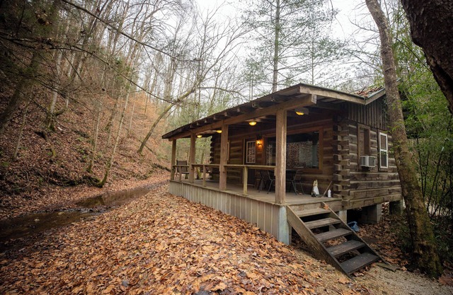 Sycamore Rustic Log Cabin: Compact Cabin w/ the Essentials For Your Vacation