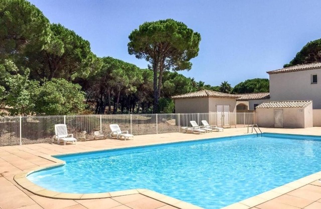 T 3 Piscina y aire acondicionado.