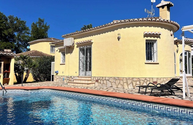 T-4711 Villa con piscina privada a 600m del mar