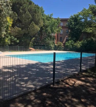 T2 climatisé jardin & court de tennis/piscine/parking/fibre