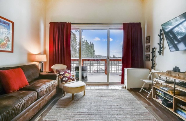¡EXCELENTE UBICACIÓN! A dos pasos del loft Tahoe Donner de la zona de esquí alpino, perfecto para excursiones de verano. Recientemente renovado. Todos los servicios incluidos! Acceso y pases para natación, golf, senderismo, tenis y mucho más.