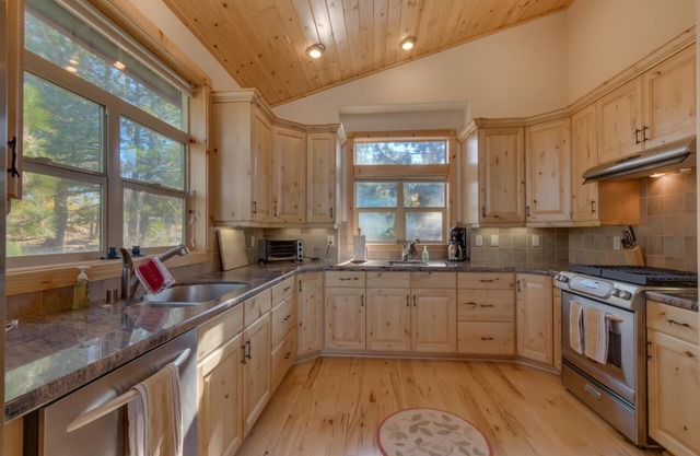 Tahoe Donner Pinnacle Loop Mountain 5 Bedroom Home by RedAwning