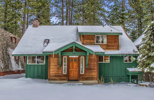 Tahoe Park 4 BR 3 BA, a pie de Lake Tahoe, bañera de hidromasaje, que admite mascotas, NO ESQUILO DE ARRENDAMIENTO