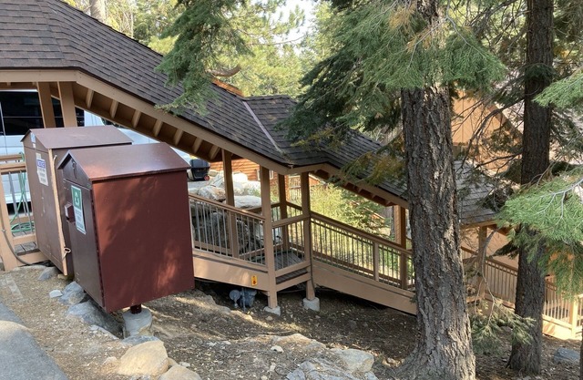 Tahoe Vista Serene Getaway. 5 Minute Drive to the Lake, Beaches and Restaurants.