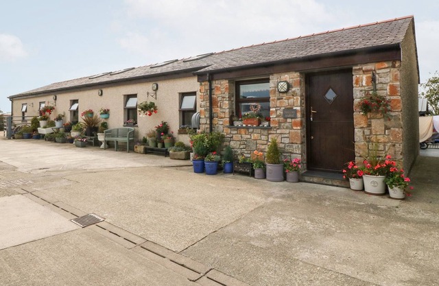 TALCAEN STABAL, family friendly, with hot tub in Malltraeth