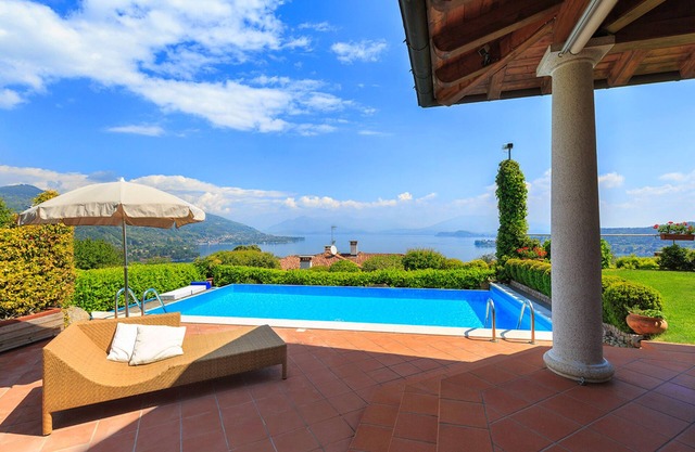Tentadora villa con piscina y vistas panorámicas sobre el lago Maggiore
