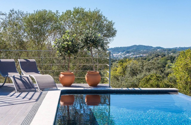 Villa de clase de buen gusto con piscina y hermosa vista.