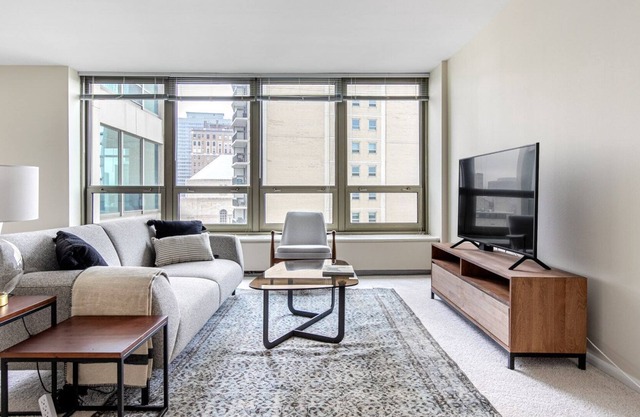 Tasteful Lakeview 1BR w/ Rooftop Pool, near Wrigley Field, by Blueground