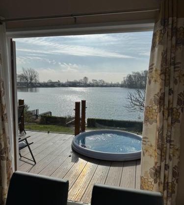 Tattershall lakes country park, Lakeside Lodge, hot tub, private garden and private fishing pitch