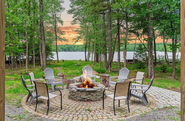 Tavern at the Woods by AvantStay | Lakefront Views, Hot Tub, Firepit, Game Room