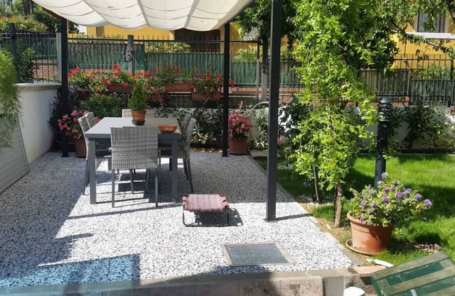 Tavern with garden. Vacation at the beach or work at the Fair, all within 2 steps!