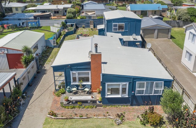 Pet friendly spacious bach close to the beach