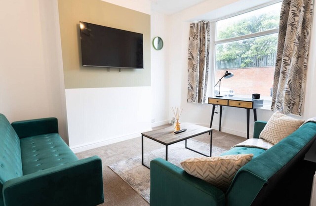 Teal House Sleeps 8 Town Centre Free Parking Fast WiFi Smart TV