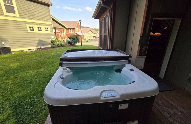 Tees 'N Skis- Spacious 4 bedroom with Private Hot Tub near golfing, skiing and hiking